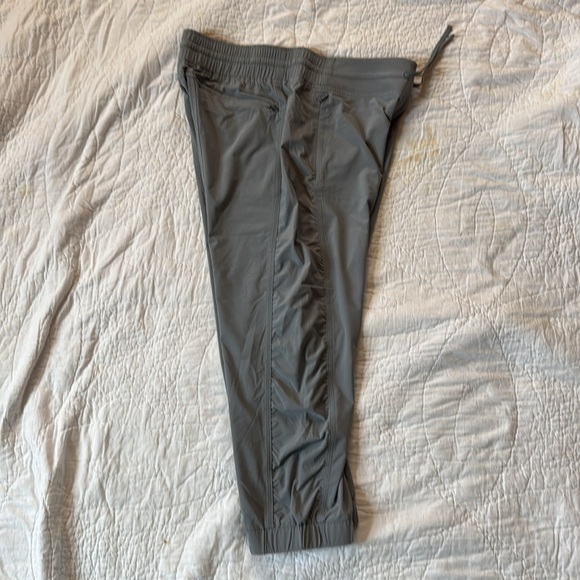 Athleta La Viva Capri Pants Light Gray size 8 - Picture 9 of 16